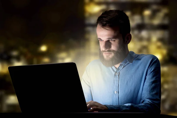 Empresário no escritório à noite Fotografia De Stock