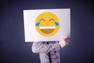 İfade gülüyor ile kağıt tutan işadamı