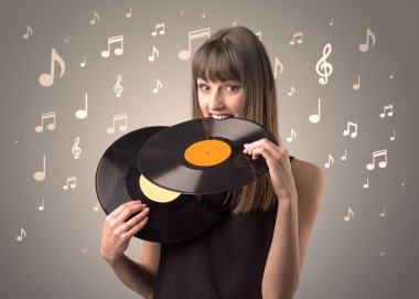 Vinil kaydı tutan kadın