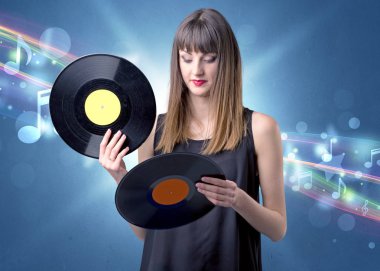 Vinil kaydı tutan kadın