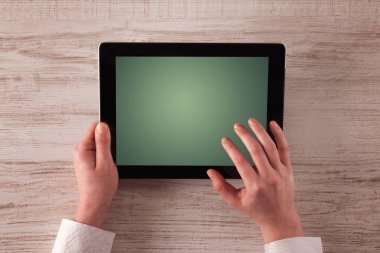 Tablet tutan eller iş