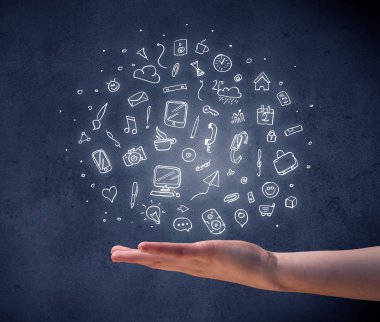 Karışık çizimler tutan el