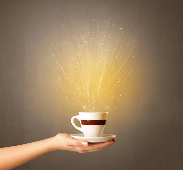 Kvinnlig hand innehav kaffe kopp — Stockfoto