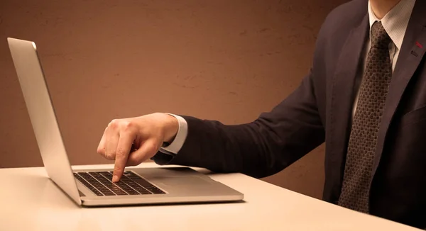 Üzletember öltöny dolgozik laptop — Stock Fotó