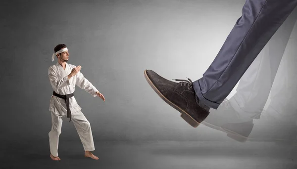 Grote mond, kleine karate man trapt — Stockfoto