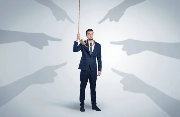 Hombre de negocios tratando de suicidarse con el concepto de señalar las manos — Foto de Stock