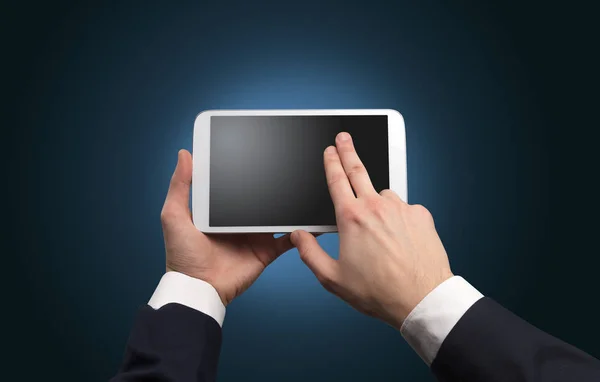 Mão usando tablet com espaço de cópia — Fotografia de Stock