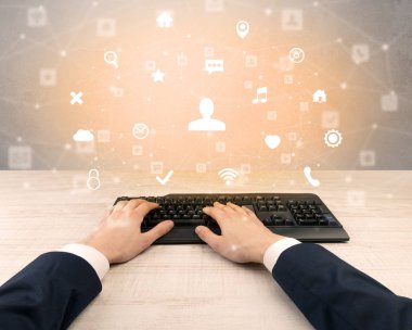 Sosyal Medya Icons çevresinde yazarak zarif işadamı el