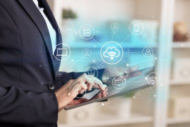 İş kadını tablet bulut teknoloji kavramı ile kullanma