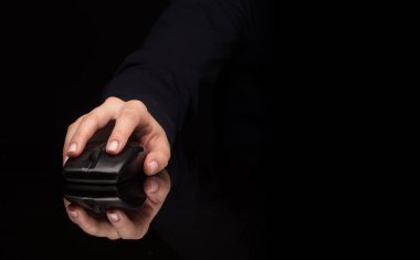 Koyu arka plan üzerinde fare kullanarak ele