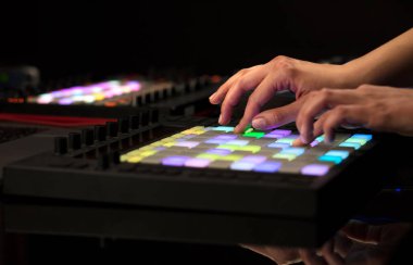 Karıştırma müzik MIDI denetleyicisi üzerindeki el