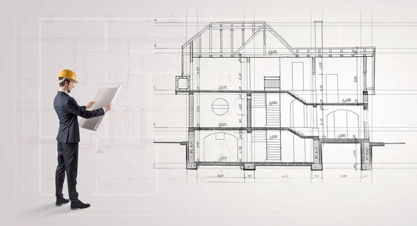 Architekt při pohledu na plán domu — Stock fotografie