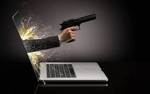 Hand mit Waffe aus Laptop — Stockfoto