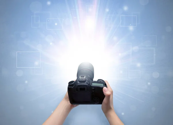Fotografia a mano con concetto flash incandescente — Foto Stock