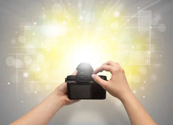 Toma de fotos a mano con brillante concepto de flash —  Fotos de Stock