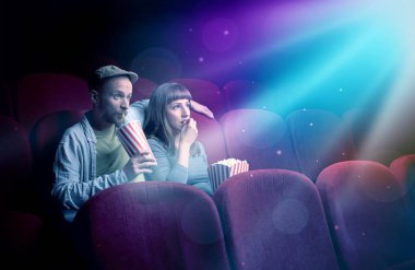 Genç çift film seyrederken 