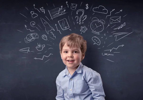 Kleine jongen voor een opgesteld bord — Stockfoto