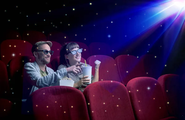 Encantador casal assistindo filme 3D — Fotografia de Stock
