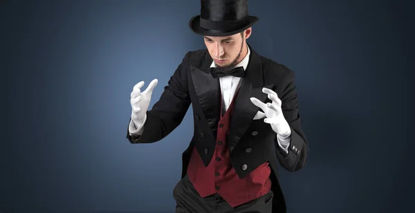 Kouzelník drží něco neviditelného Royalty Free Stock Fotografie