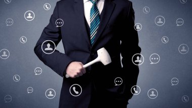 Yakışıklı adam elindeki aracıyla ayakta