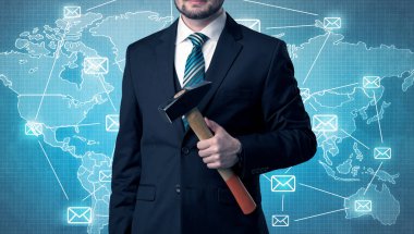 Yakışıklı businassman ayakta elinde aracıyla