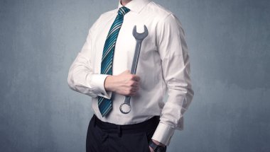 Businesman ayakta elinde aracıyla