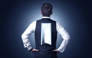 Sırtını kapıya ile ayakta işadamı