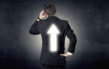 Genç işadamı ile ok sırtında duran