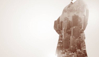 Sırtında siyah anahtar deliği ile ayakta adam