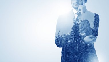 Dağ ile ayakta işadamı