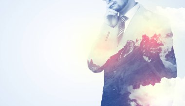 Dağ grafik ile ayakta işadamı