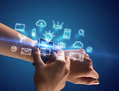 Smartwatch Multimedya sembolleri ile giyen el