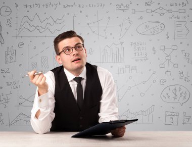 Masada oturan bir iş adamı.