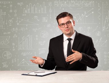 Masada oturan bir iş adamı.