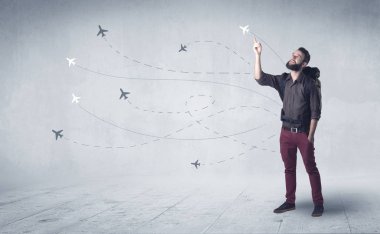 Sırt çantalı genç adam.