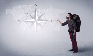 Sırt çantalı genç adam.