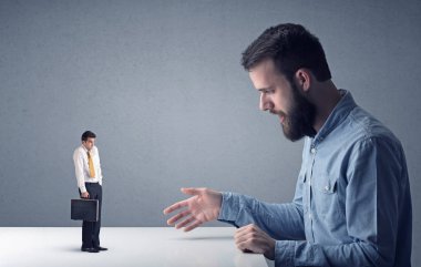 Genç işadamı minyatür işadamı ile mücadele