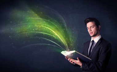 Genç adam dalga ile kitap