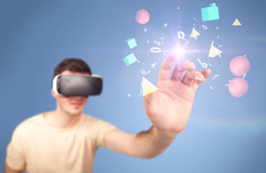 Adam sanal gerçeklik gözlüğü takıyor.