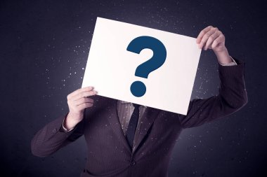 soru işareti olan kağıt tutan işadamı
