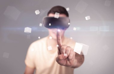 Adam sanal gerçeklik gözlüğü takıyor.