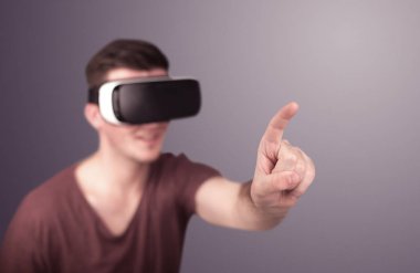 Adam sanal gerçeklik gözlüğü takıyor.