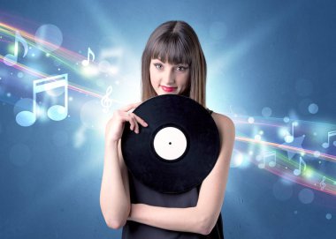 Vinil kaydı tutan kadın