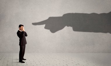 İş kişi ona kavram gösteren büyük gölge ele arıyorsunuz