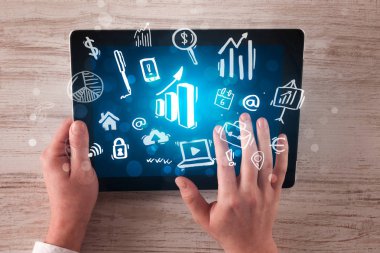 Tablet üzerinde çalışan eller iş