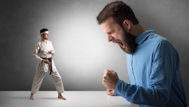 Dev Adam bir küçük karate adam bağırıyor