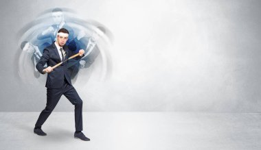 İşadamı boş duvar arka plan ile mücadele