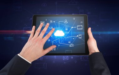 Tablet bulut office konseptiyle ilk kişi görünümü