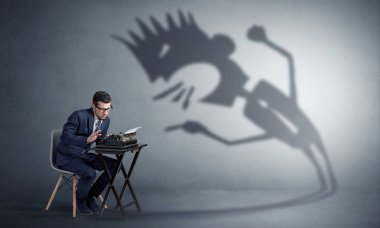Çalışan adam ve o diye bağıran gölgesi korkuyor