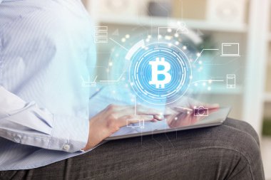 İş kadını ev ofis ruh bitcoin bağlantı ağ kavramı ile tablet kullanma